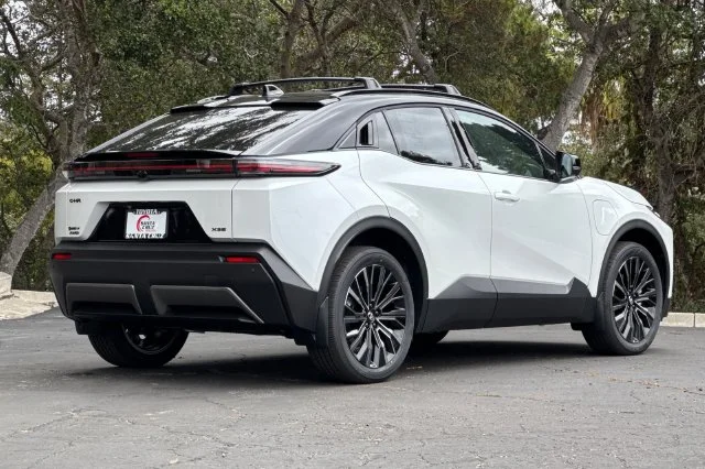 New 2026 Wind Chill Pearl with Midnight Black Metallic roof <sup>1</sup> Toyota  XSE image 4