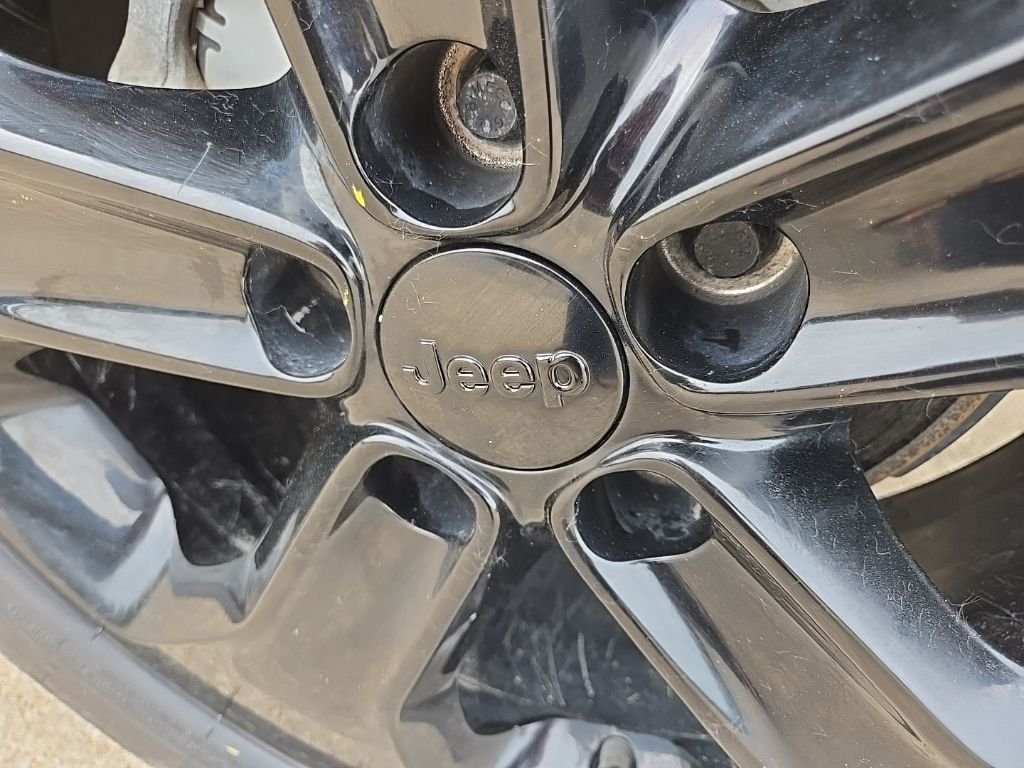 Used 2018 White Jeep Latitude image 24
