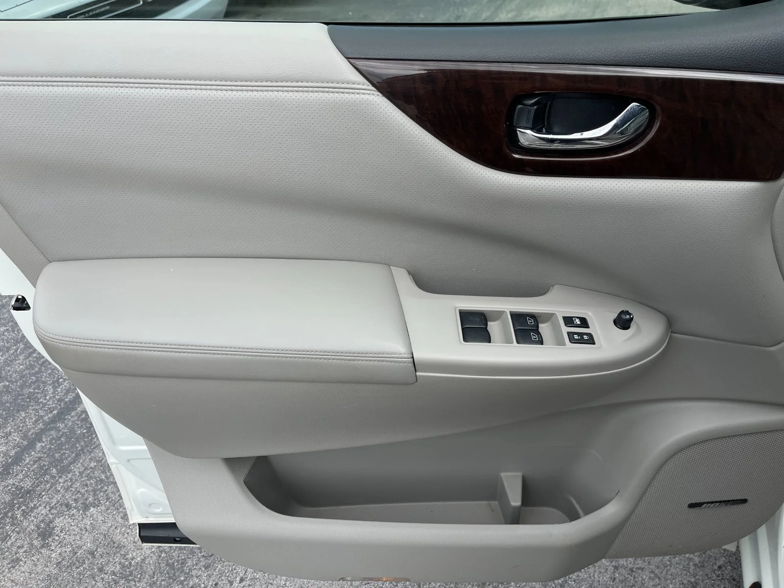 Used 2014 White Nissan 3.5 SL image 12