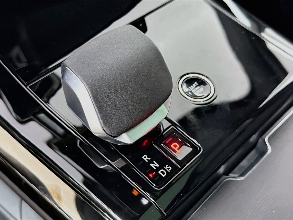 New 2027 Fuji White Land Rover Dynamic SE image 17