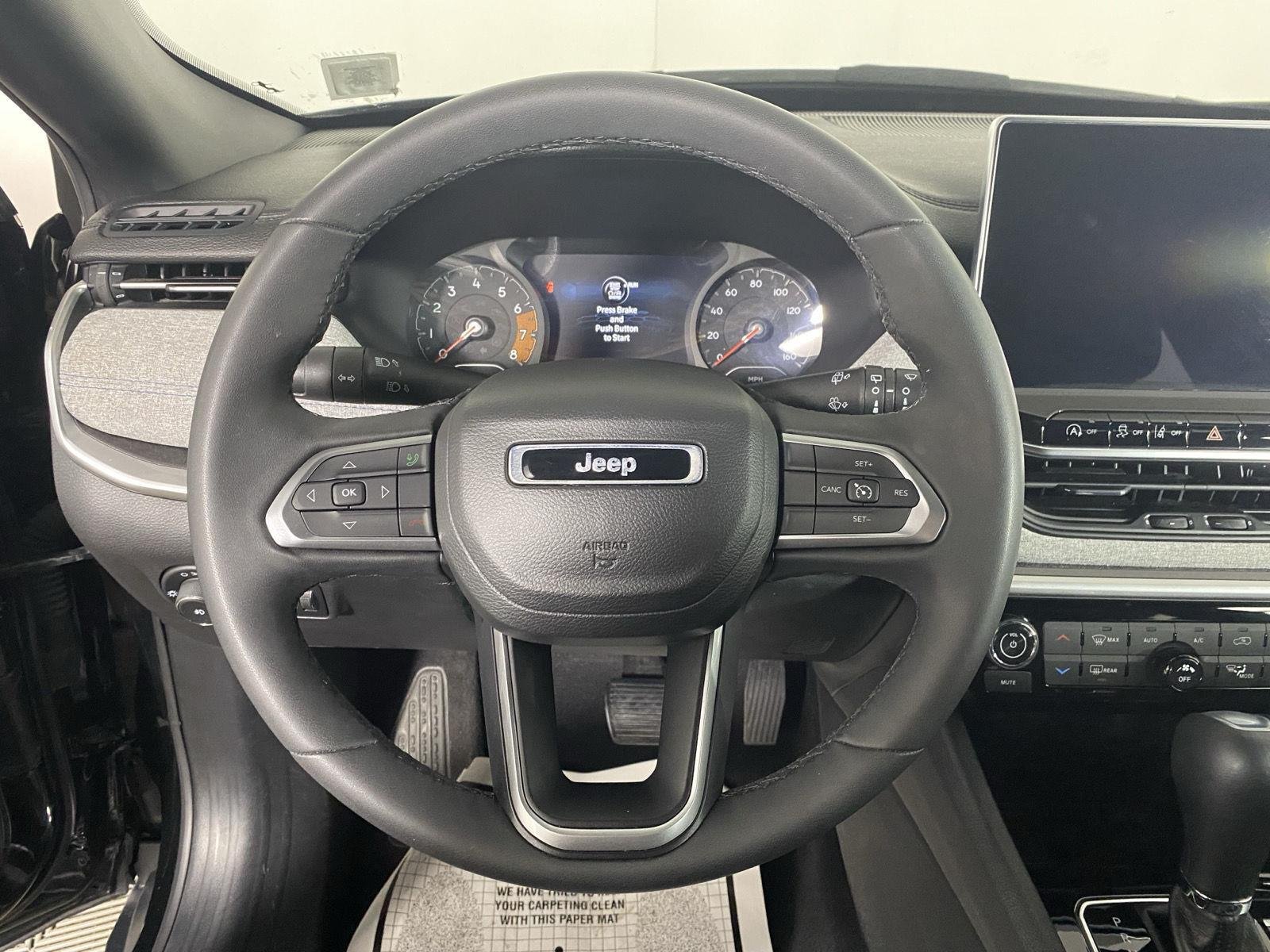 Used 2023 Diamond Black Crystal Pearlcoat Jeep Latitude image 16