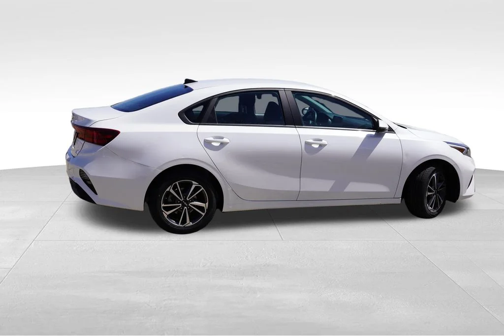 Used 2023 Snow White Pearl Kia LXS image 4