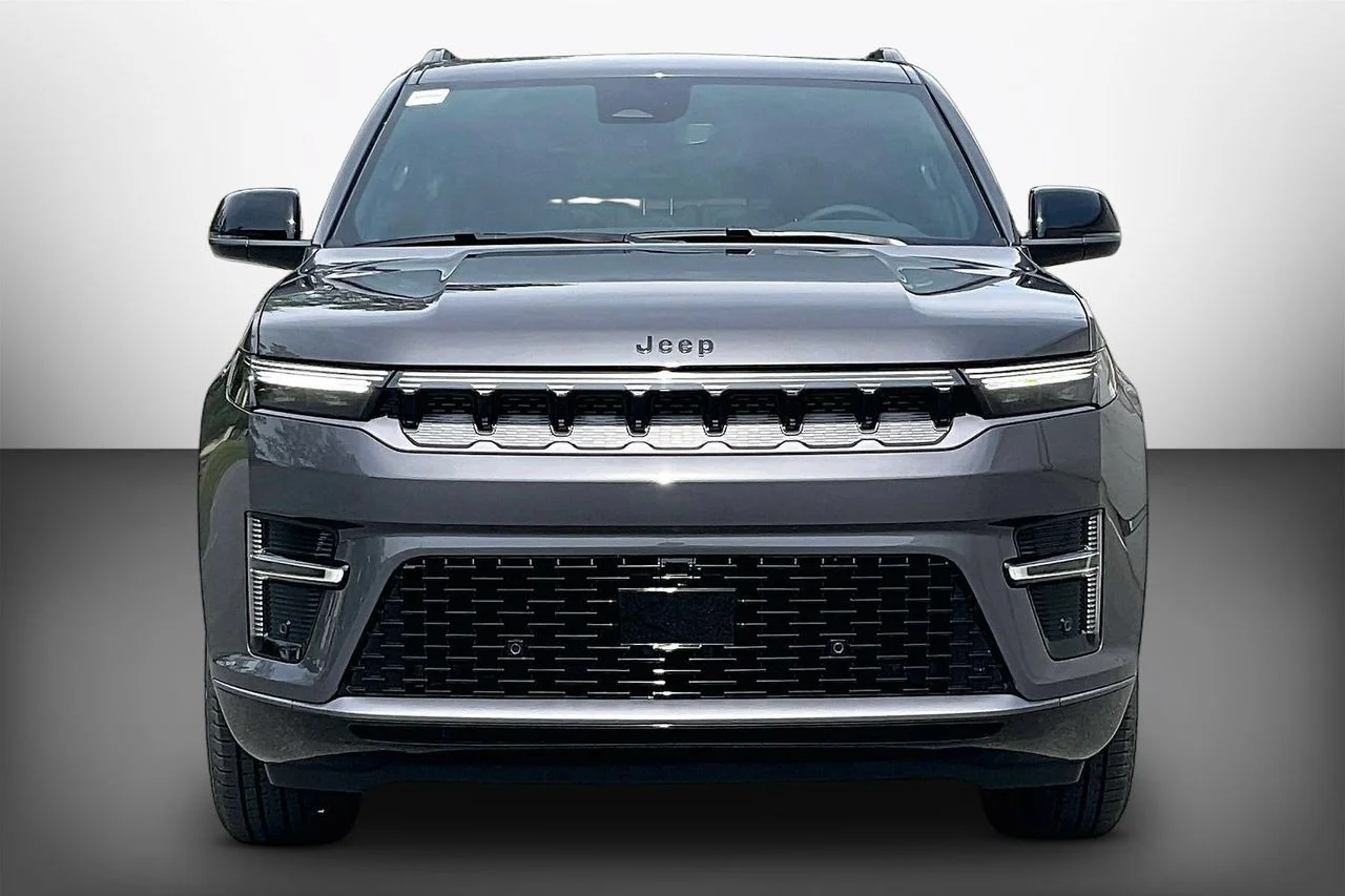 New 2026 Baltic-Gray Metallic Clear-Coat Exterior Paint Jeep Limited Altitude image 3