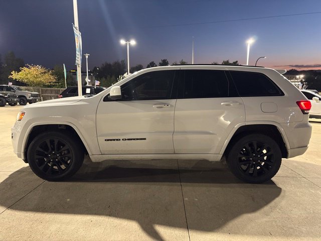 Used 2018 White/off-white Jeep Altitude image 10