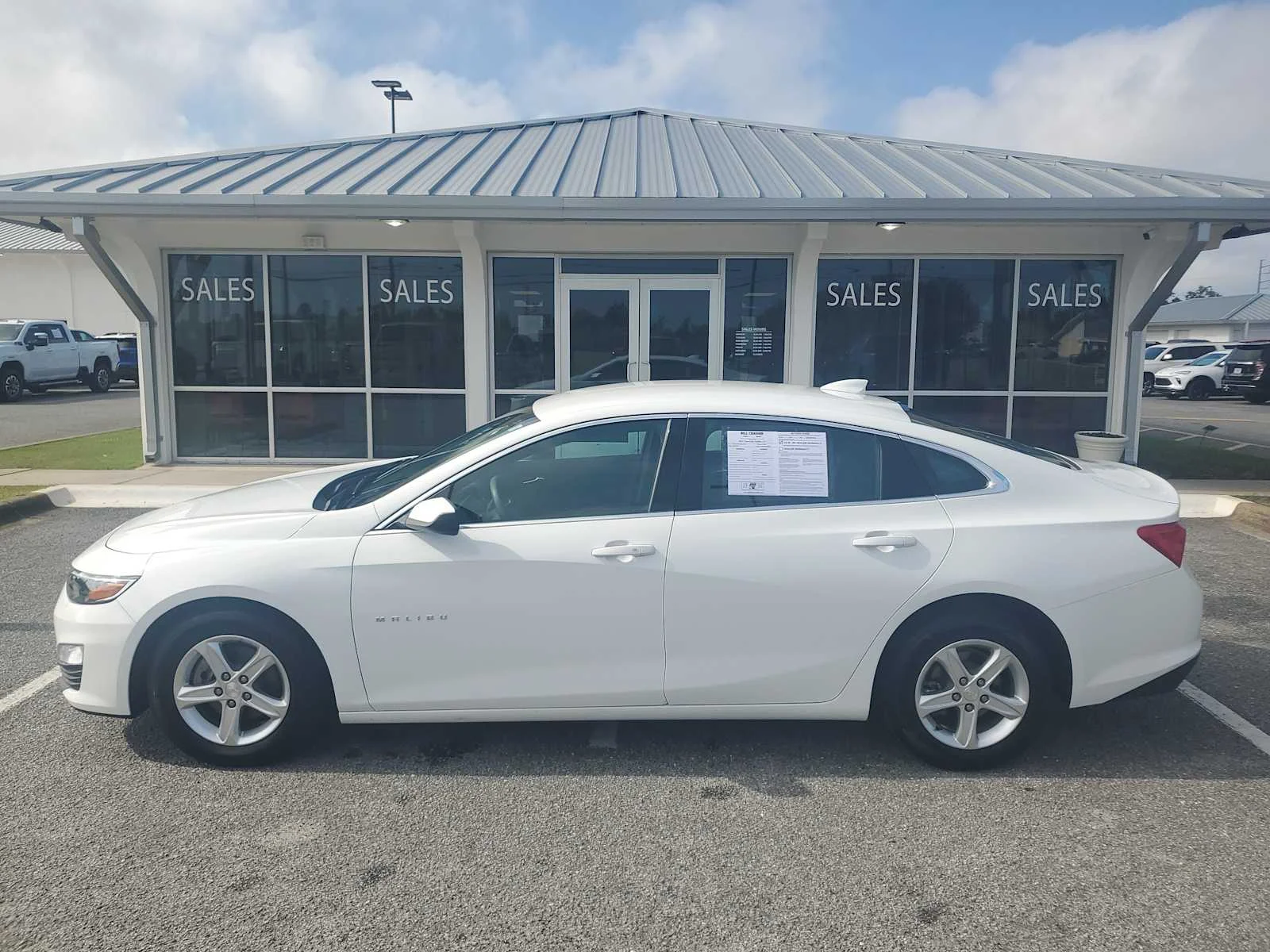 Used 2024 Summit White Chevrolet 1LT image 2