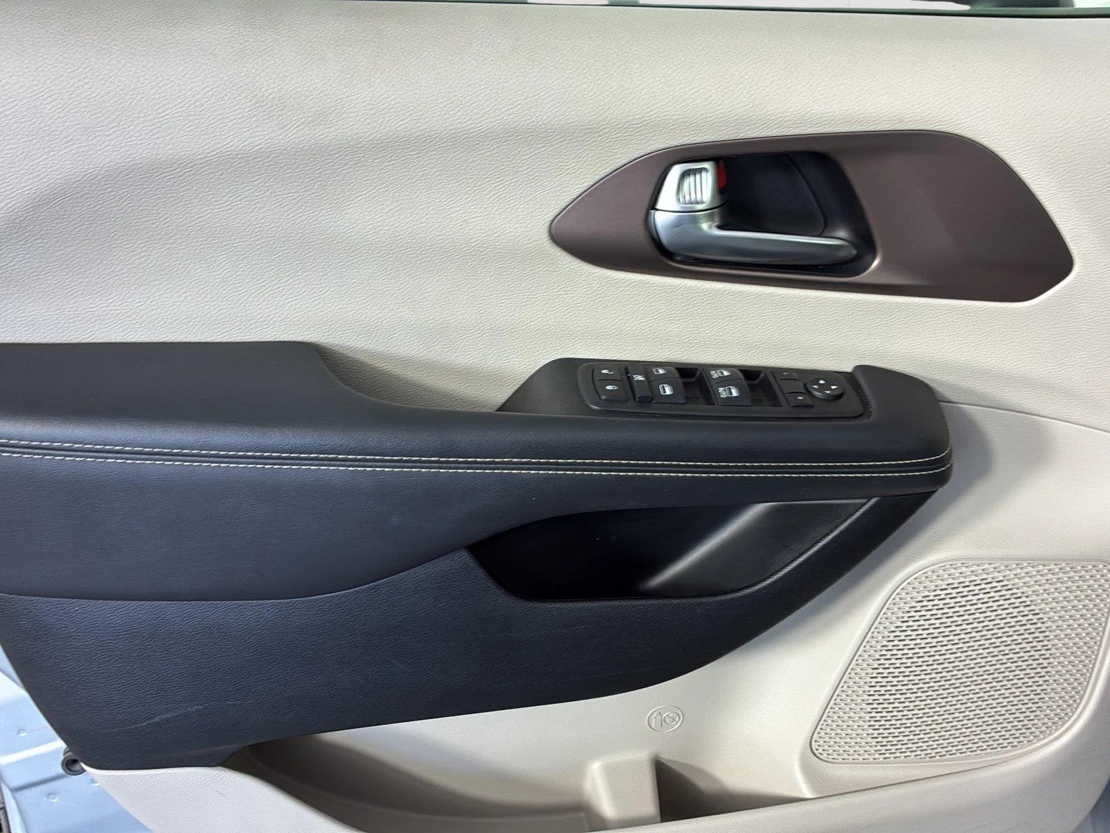 Used 2023 Silver Mist Clearcoat Chrysler LX image 23