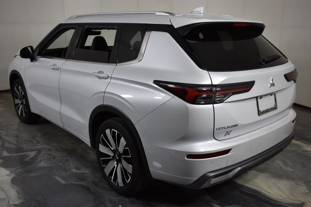 Used 2025  Mitsubishi SEL image 6