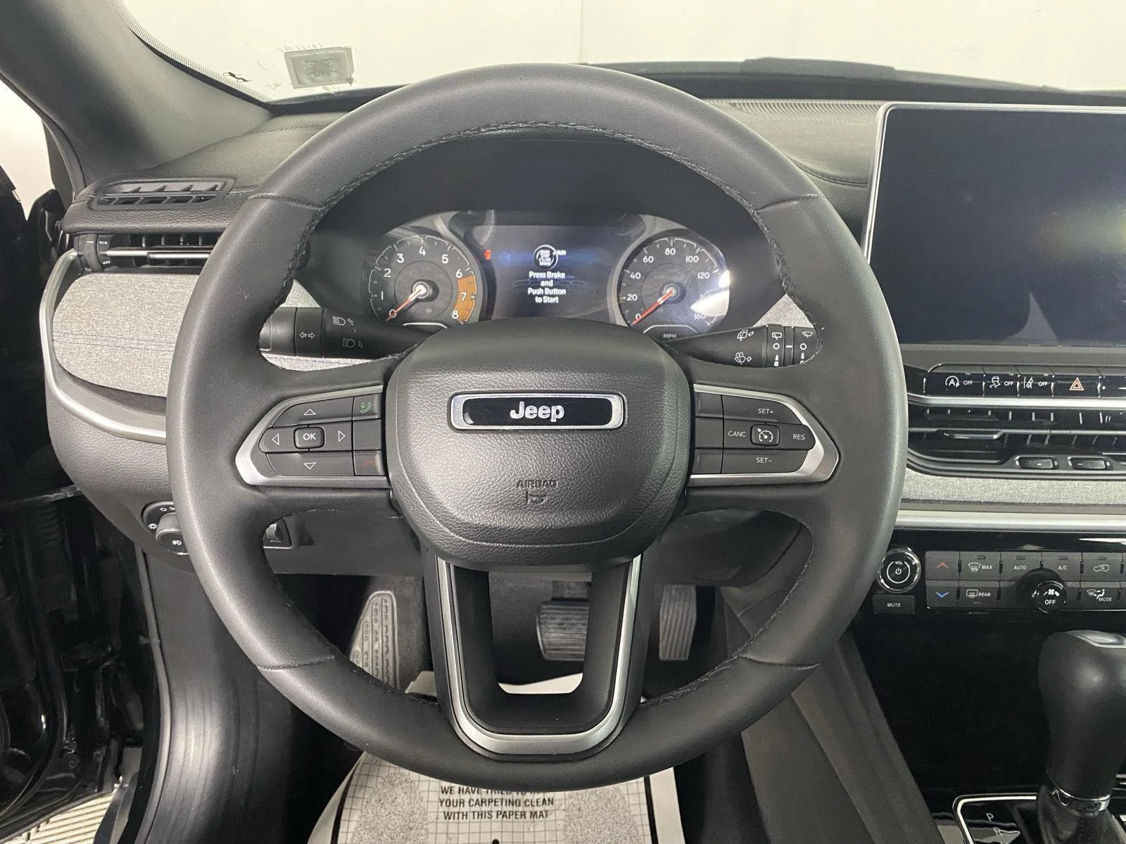 Used 2023 Diamond Black Crystal Pearlcoat Jeep Latitude image 16
