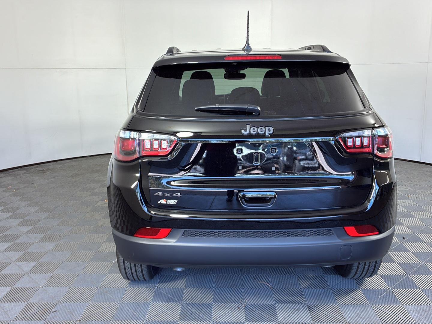 New 2026 Diamond Black Crystal Pearl-Coat Exterior Paint Jeep Latitude Altitude image 5