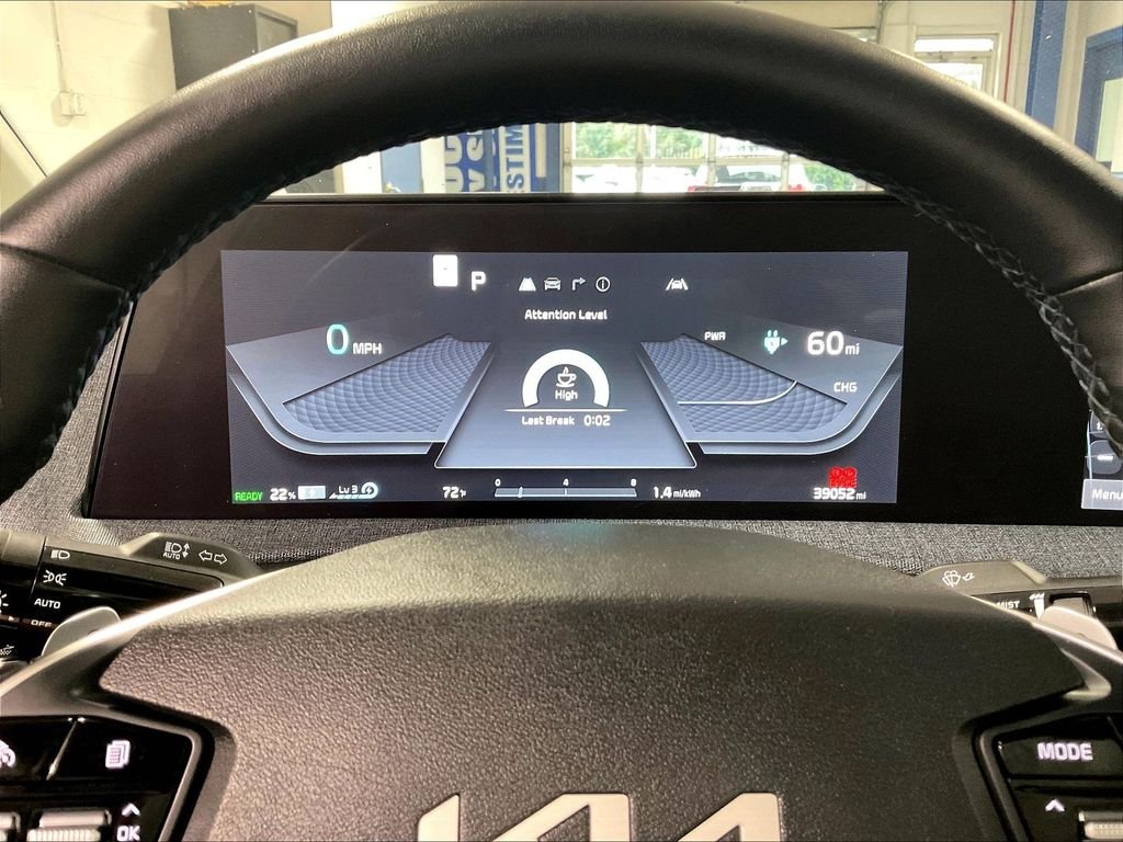 Used 2022 Red Kia Wind image 25