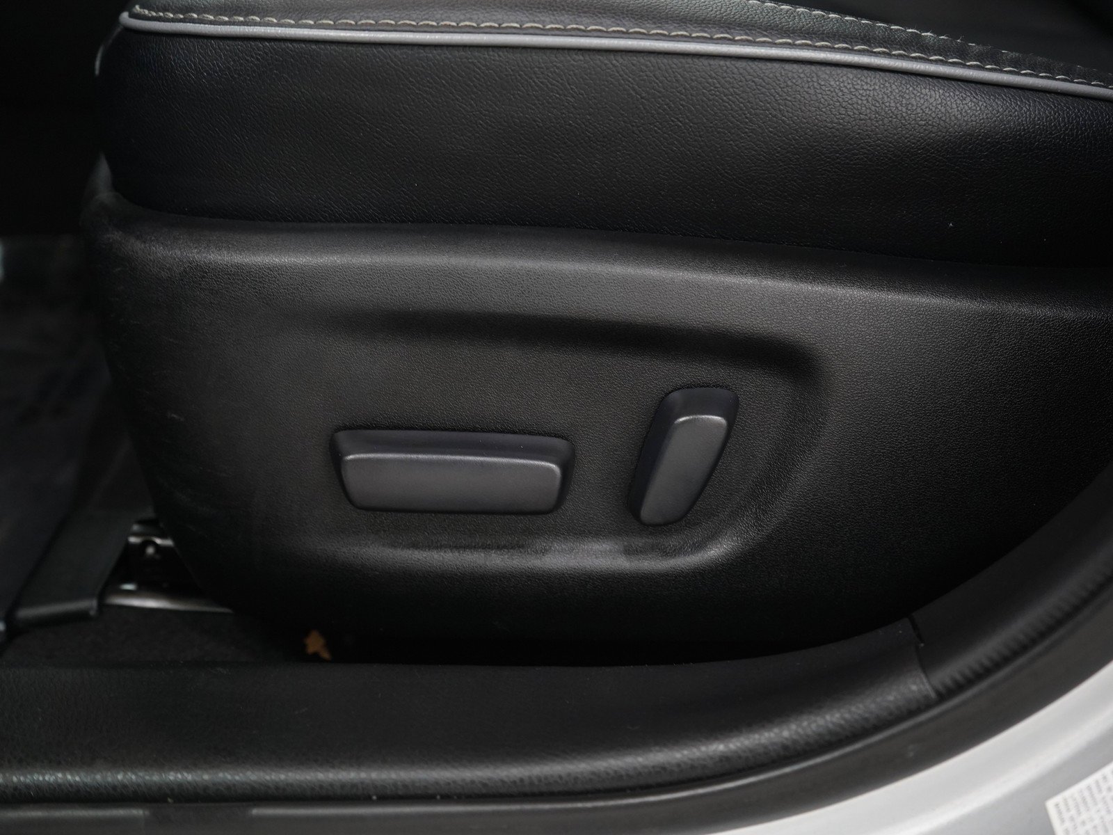 Used 2017 Classic Silver Metallic Toyota Xle image 25