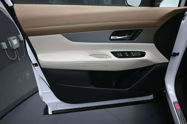 New 2026 Everest White Pearl TriCoat Nissan Platinum image 9
