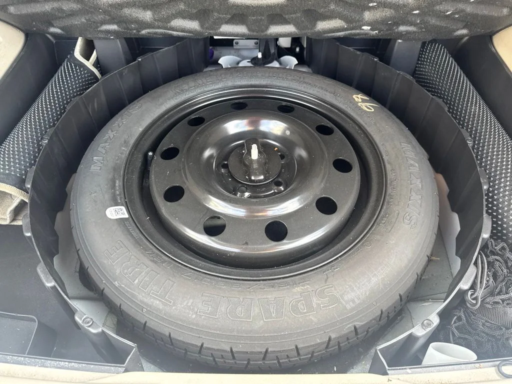 Used 2015 White Lincoln Base image 46