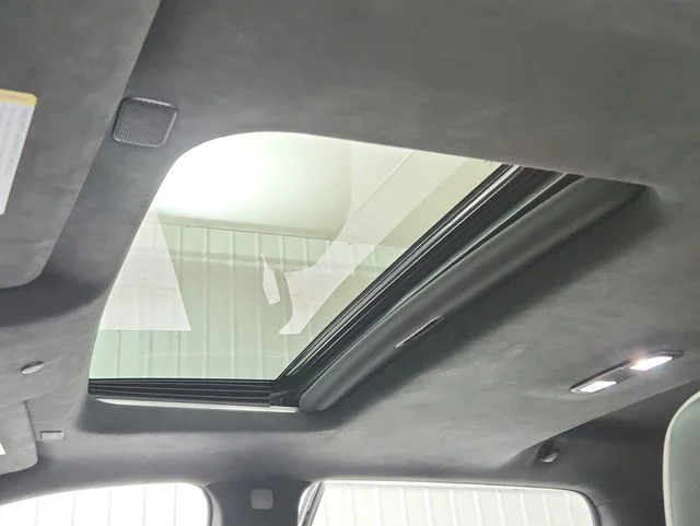 Used 2023 White GMC AT4X image 24