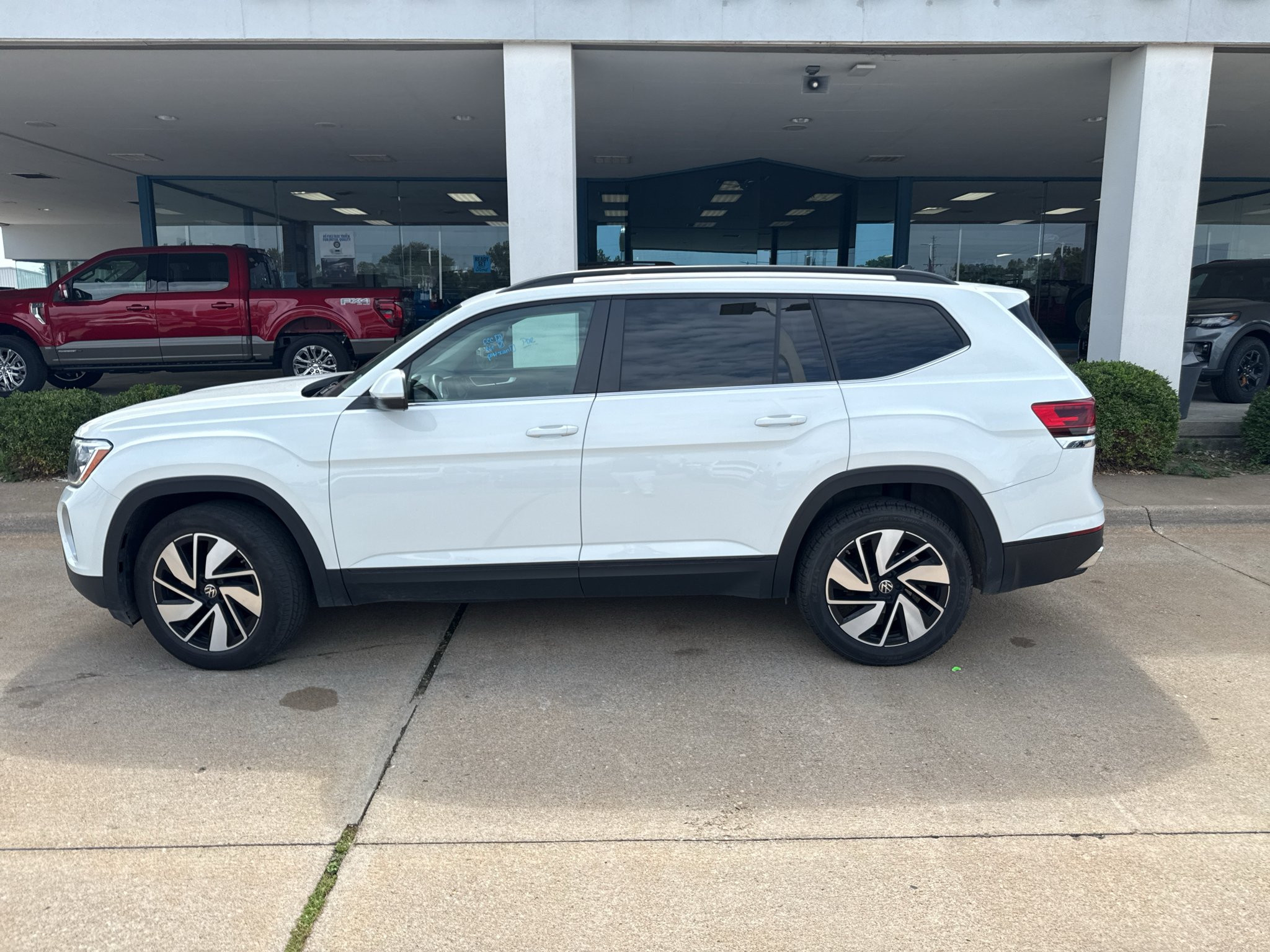 Used 2025 Pure White Volkswagen 2.0T SE w/Technology image 8