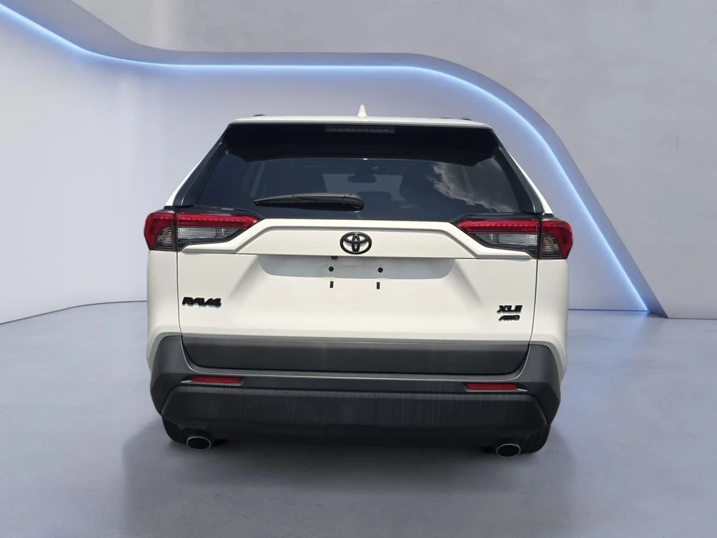Used 2020 Super White Toyota XLE Premium image 4