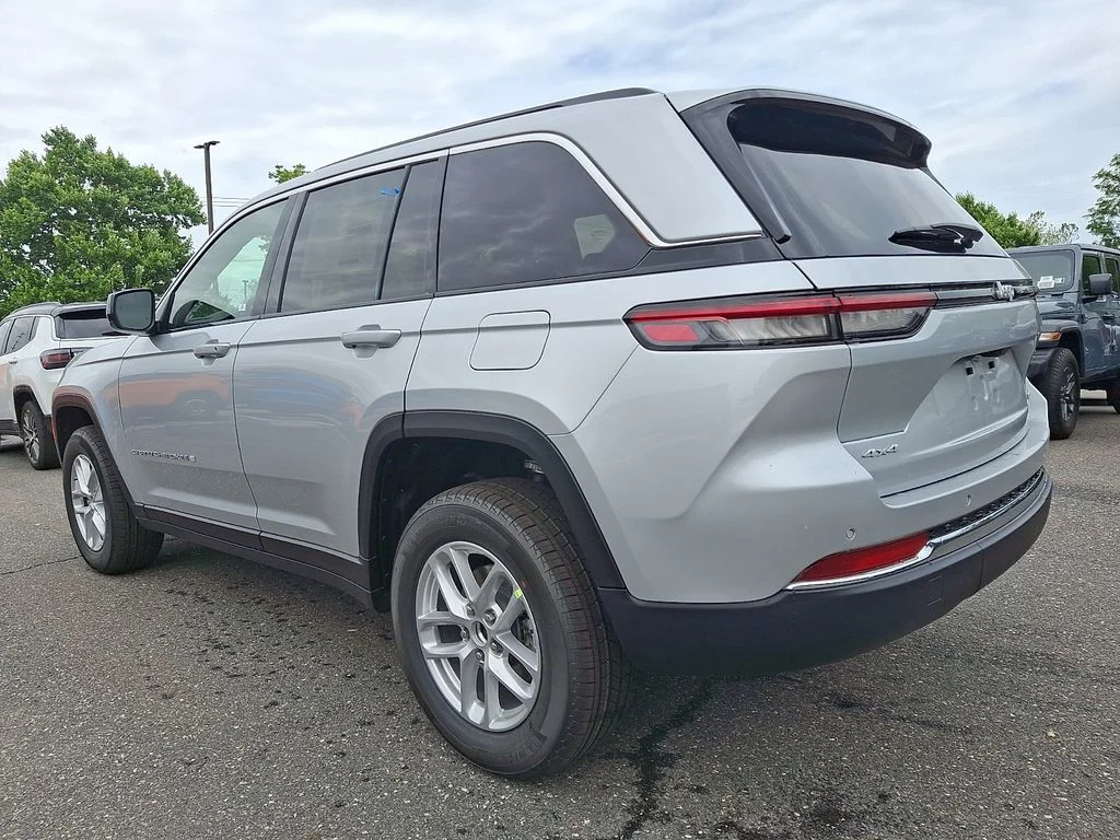 New 2026 Silver Zynith Exterior Paint Jeep Laredo X image 3