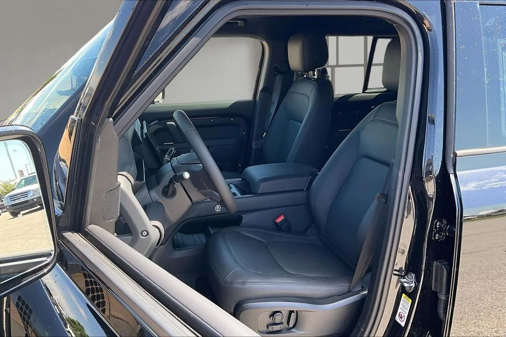 New 2026 Black Land Rover X-Dynamic SE image 9