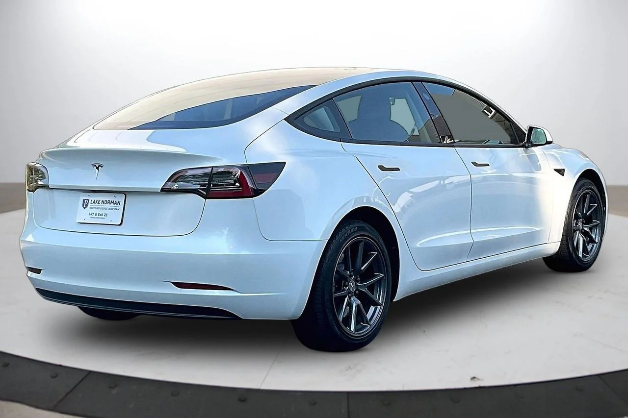 Used 2023  Tesla Base image 9