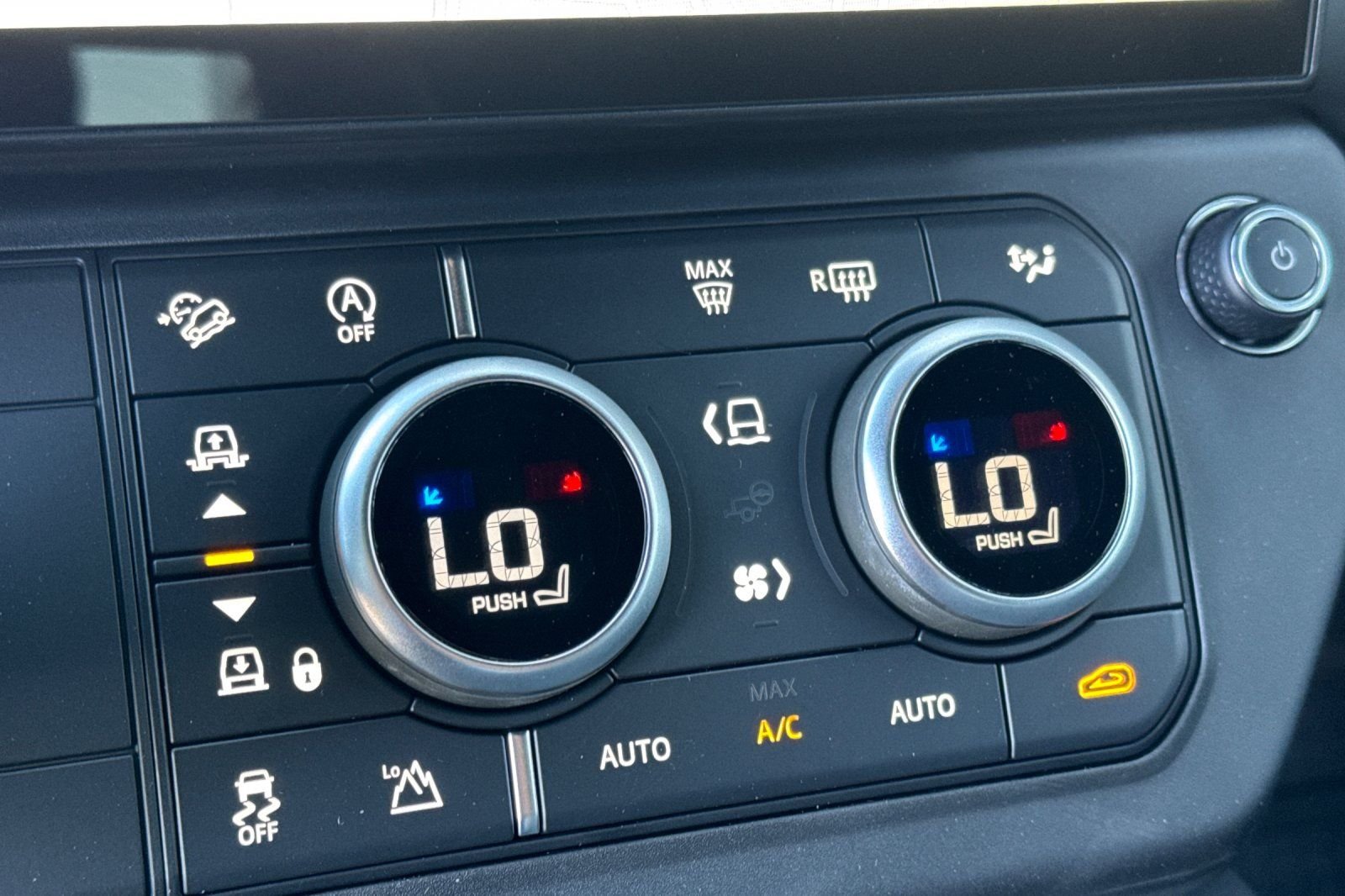 New 2026 Santorini Black Land Rover X-Dynamic SE image 24
