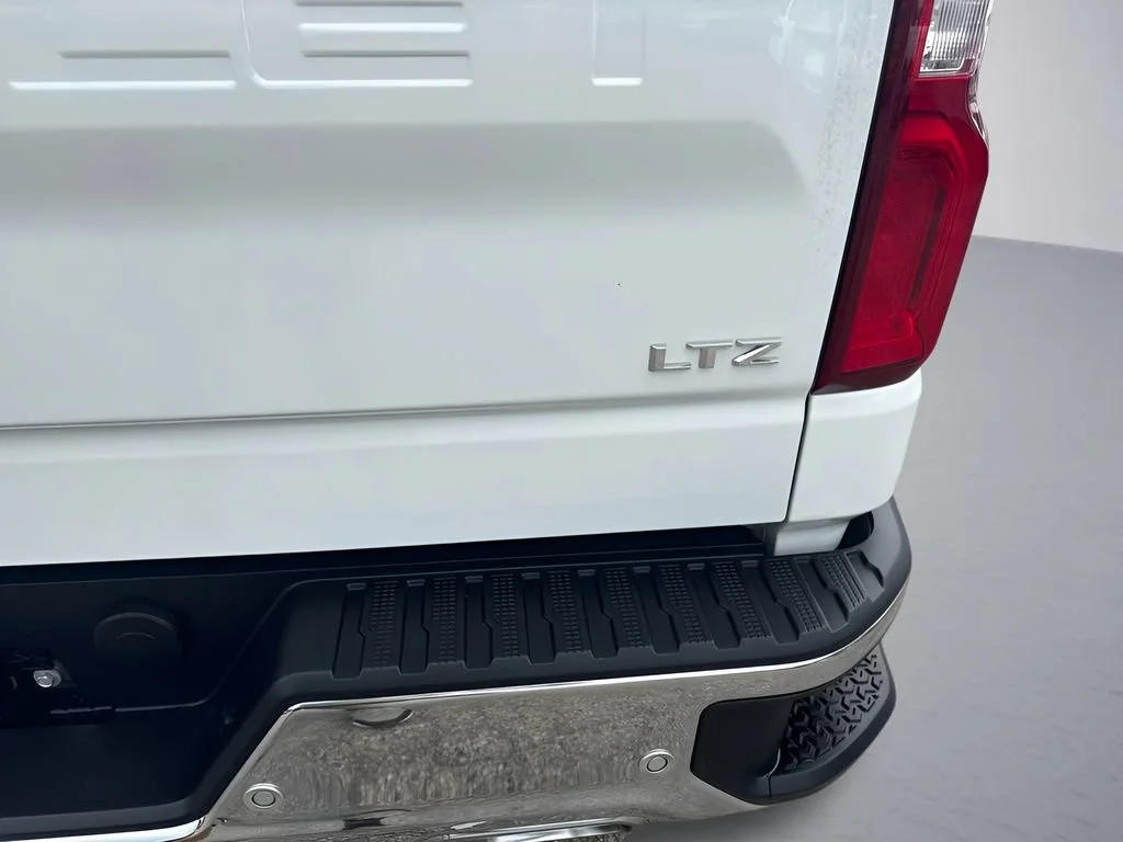 Used 2025 Summit White Chevrolet LTZ image 35