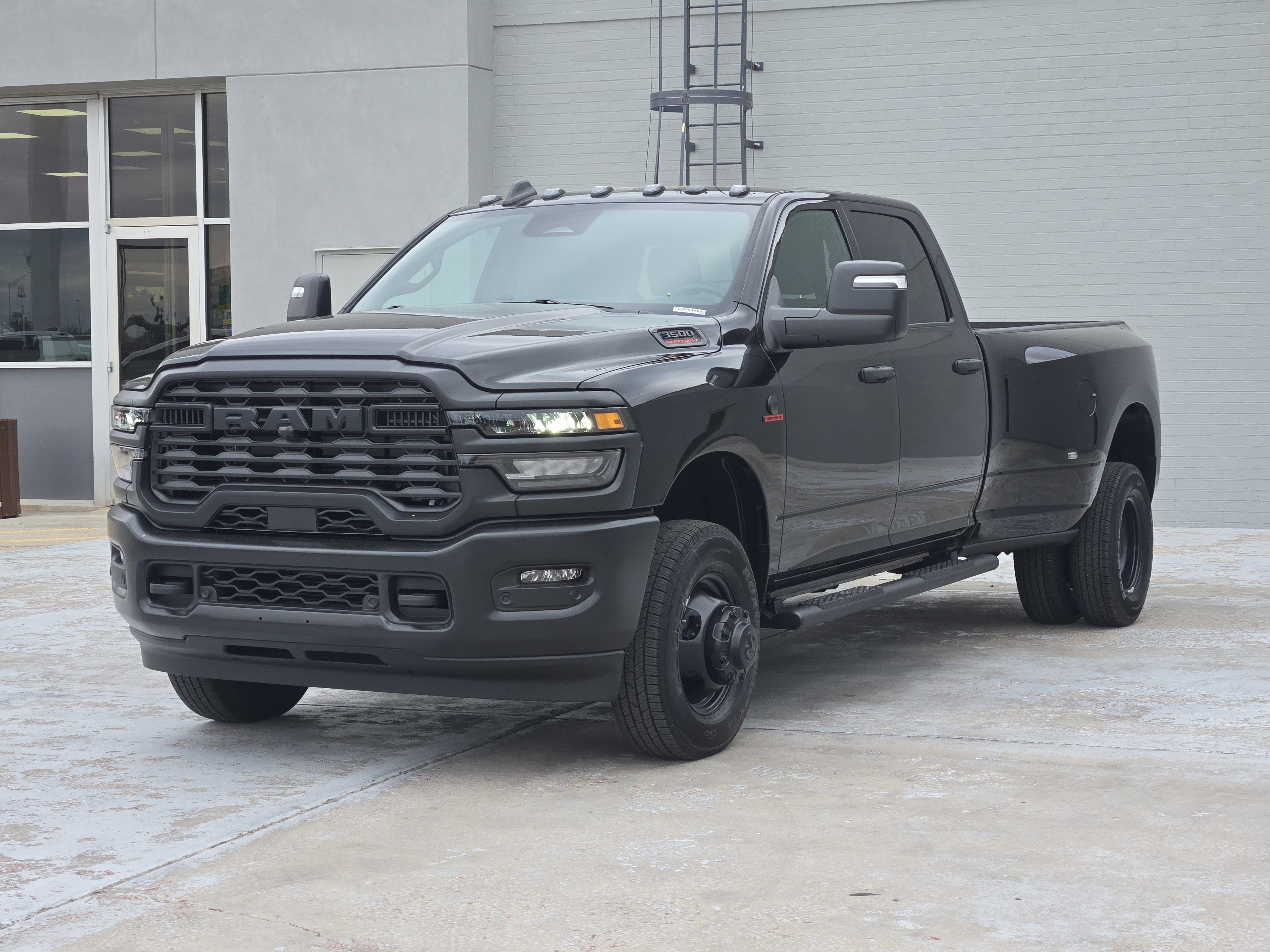 New 2026 Diamond Black Crystal Pearl-Coat Exterior Paint RAM Tradesman image 2