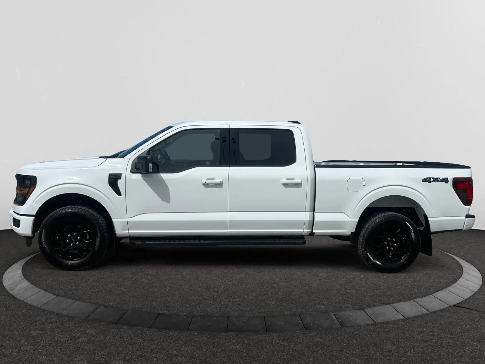 New 2026 Oxford White Ford XLT image 2