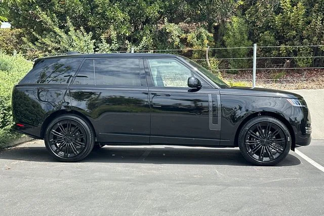 New 2026 Obsidian Black in Gloss Finish Land Rover SE image 6