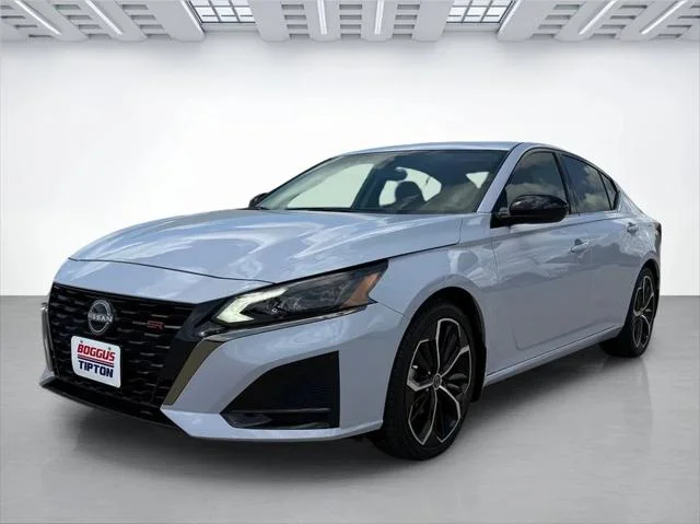 Used 2025 Gray Nissan SR image 7