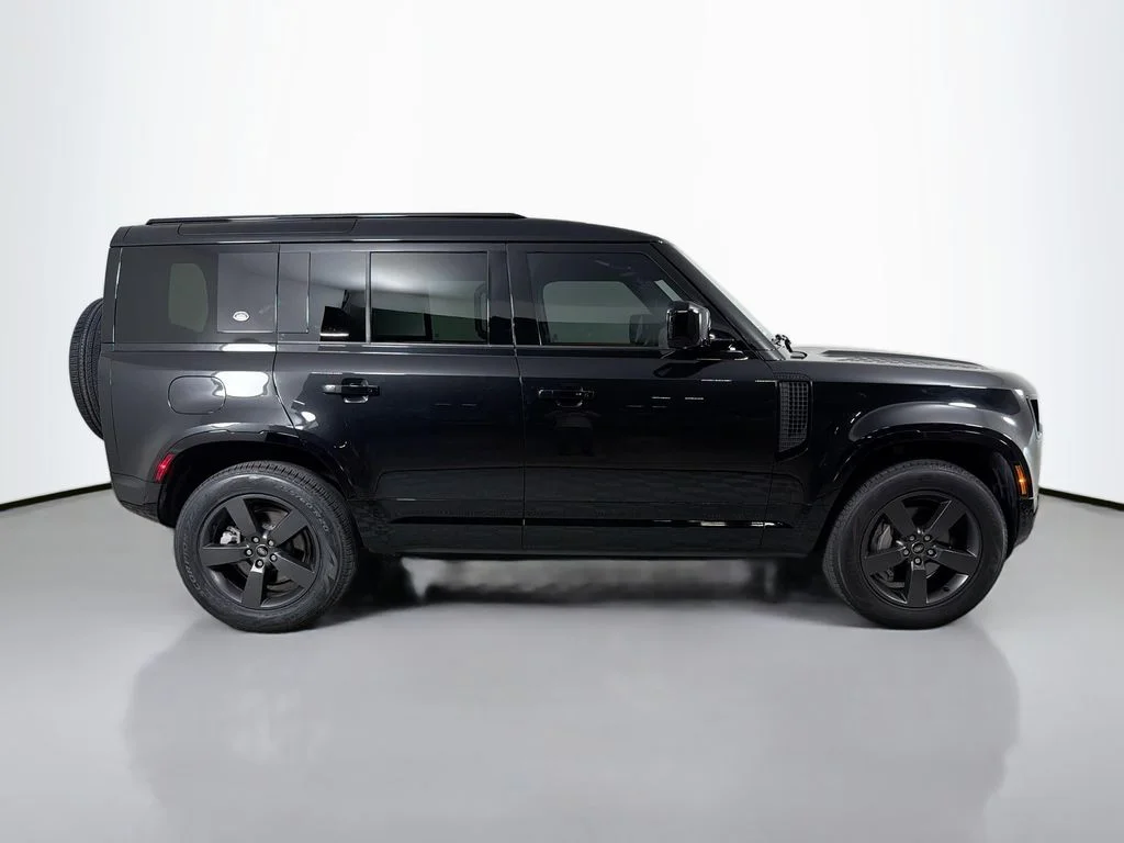 Used 2024 Black Land Rover X-Dynamic SE image 4