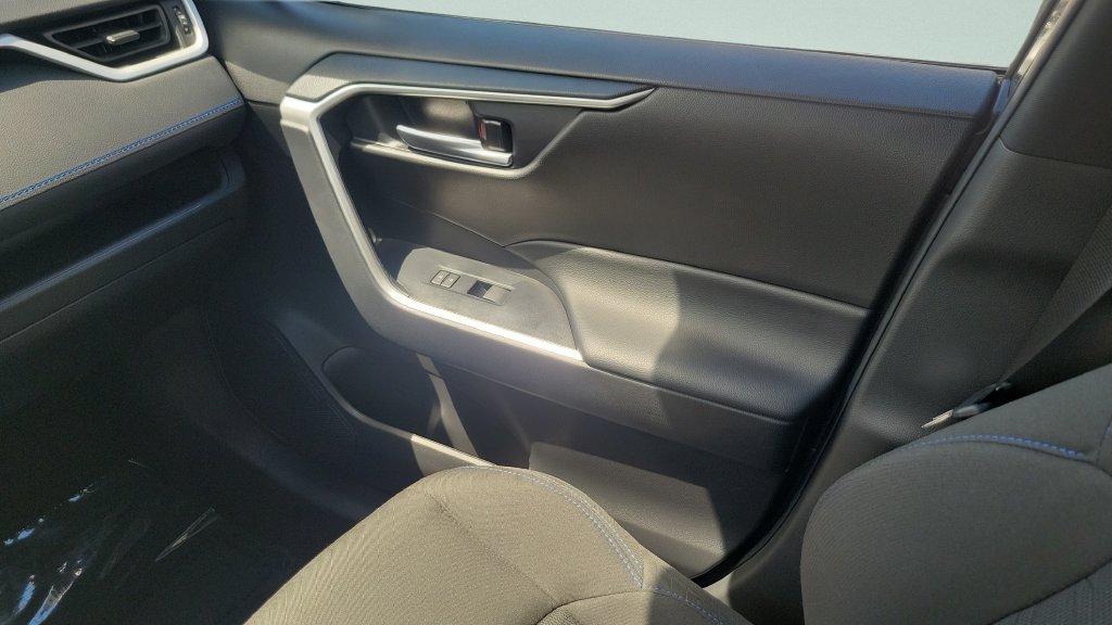 2025 Toyota RAV4 SE - Photo 13