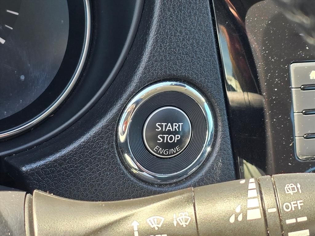 Used 2022 Gray Nissan SV image 18