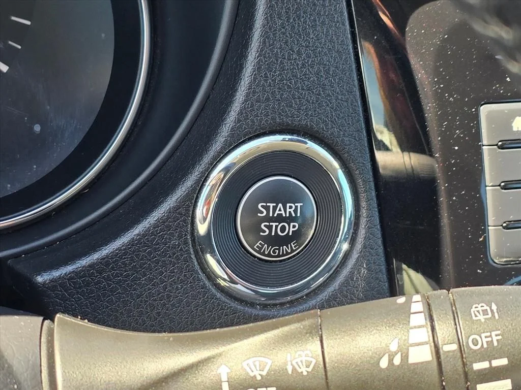 Used 2022 Gray Nissan SV image 18