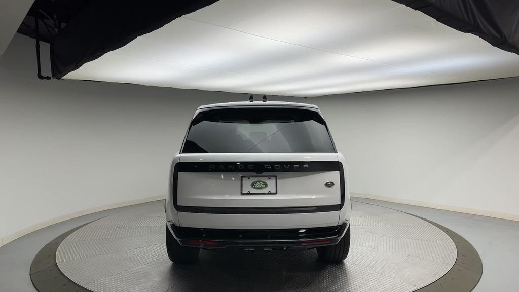 Used 2023  Land Rover SE image 7