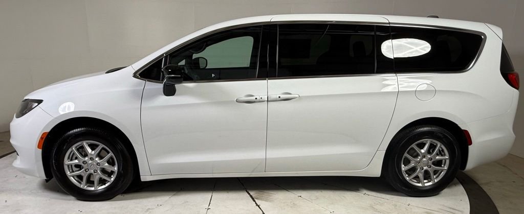 2026 Chrysler Voyager LX - Photo 4