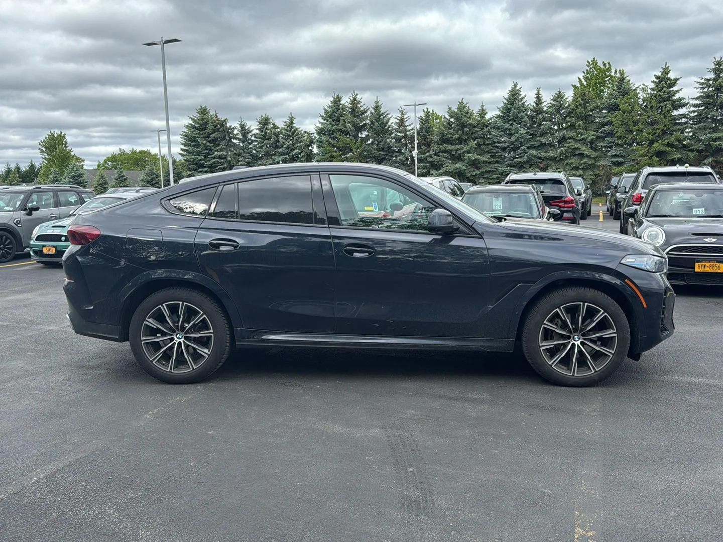 Used 2024  BMW xDrive40i image 2