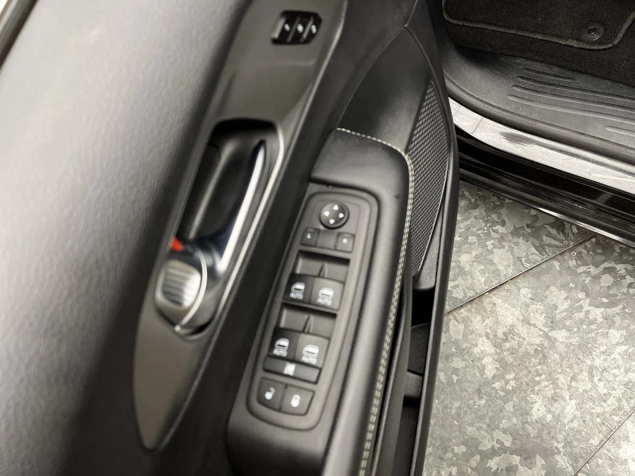 2025 Chrysler Pacifica Select - Photo 7