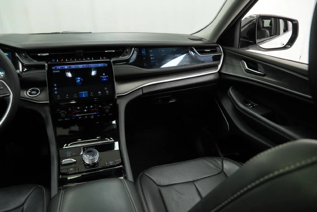 Used 2023 White Jeep 4xe image 24