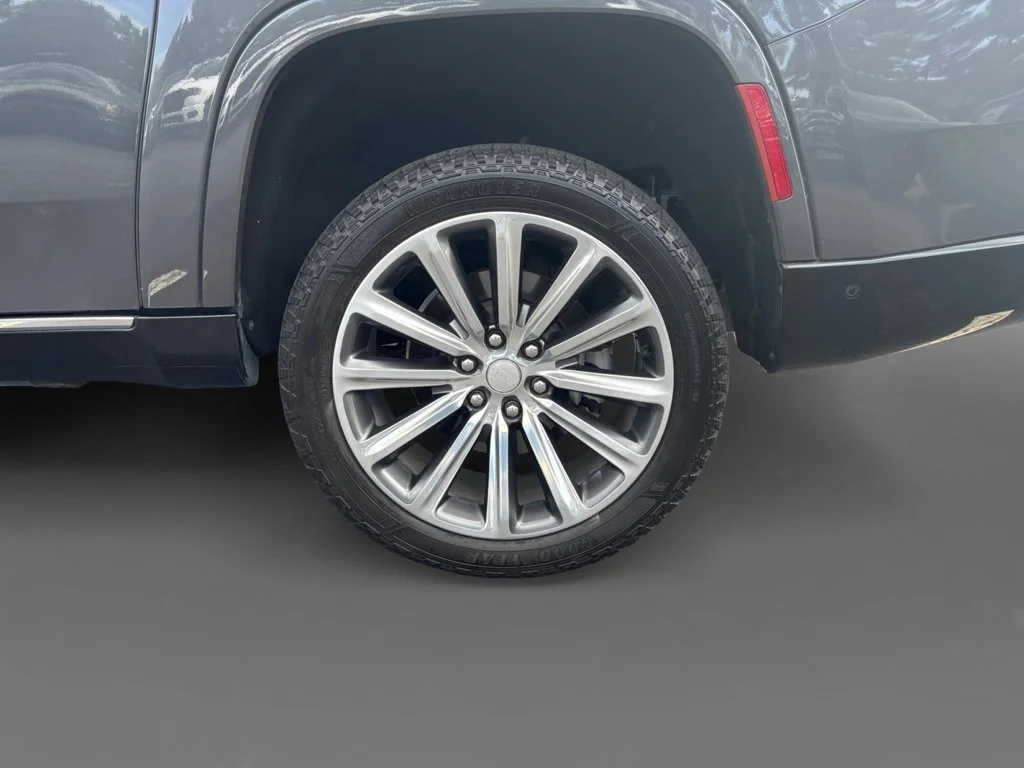Used 2023 Gray Jeep Base image 9
