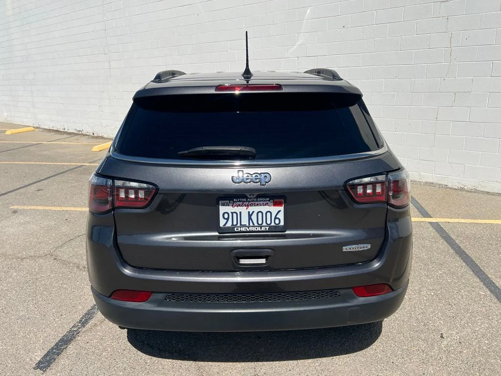 Used 2022 Granite Crystal Clearcoat Metallic Jeep Latitude image 5