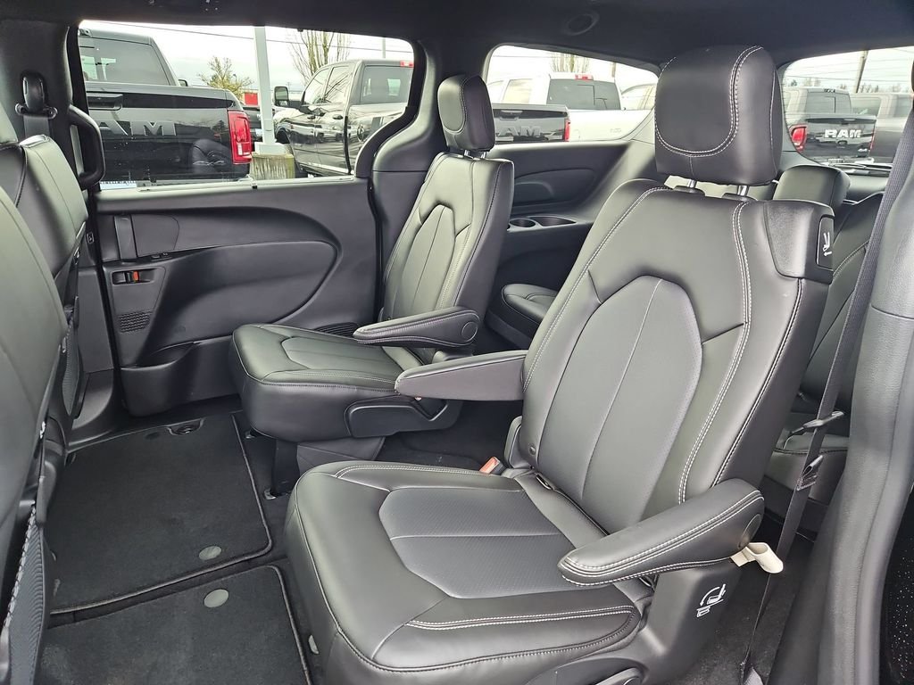 New 2026 Diamond Black Crystal Pearl-Coat Exterior Paint Chrysler Select image 14