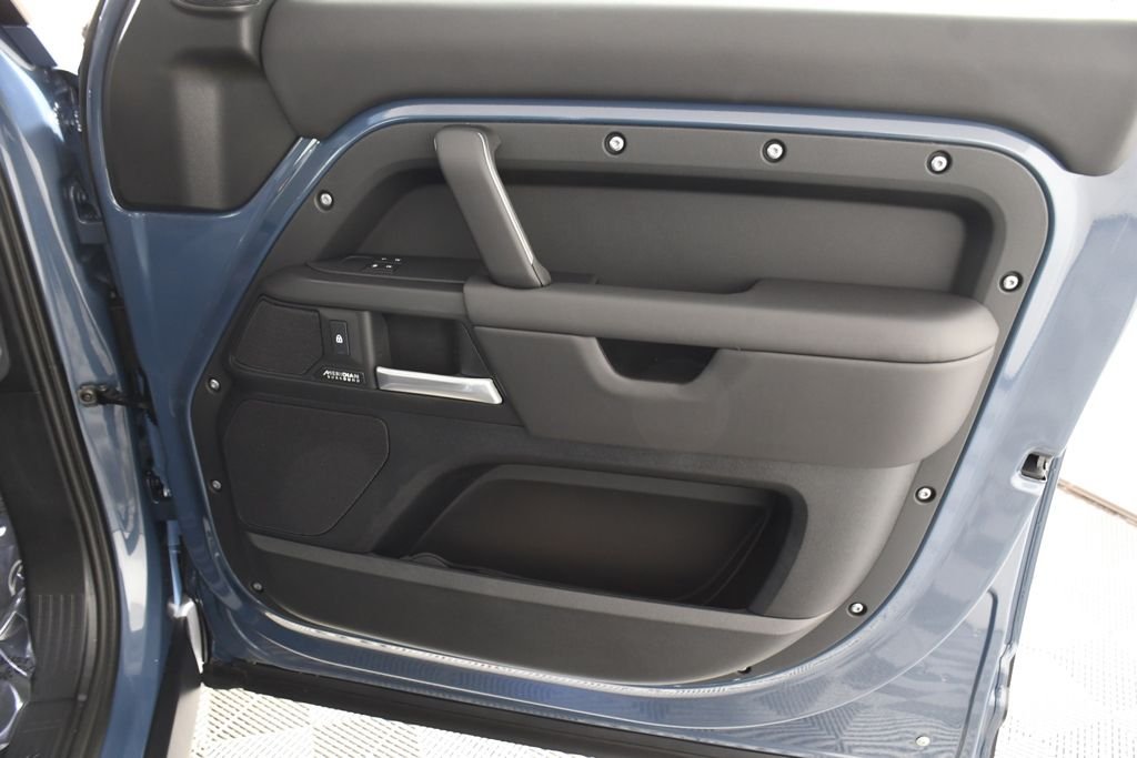 2026 Land Rover Defender X-Dynamic SE - Photo 18