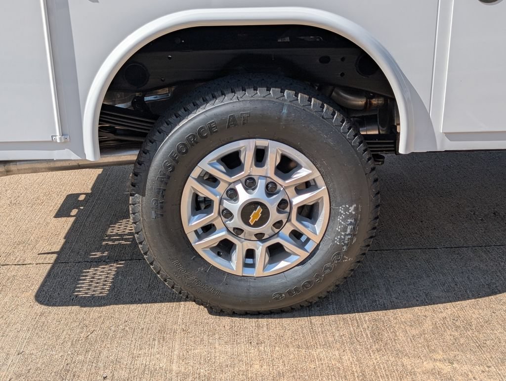New 2026 Summit White Chevrolet WT image 3