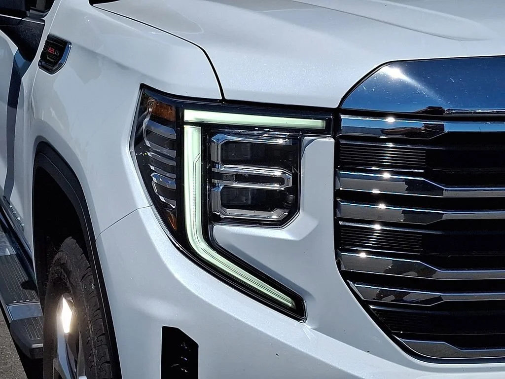 Used 2026 Glacier White Tricoat GMC SLT image 10