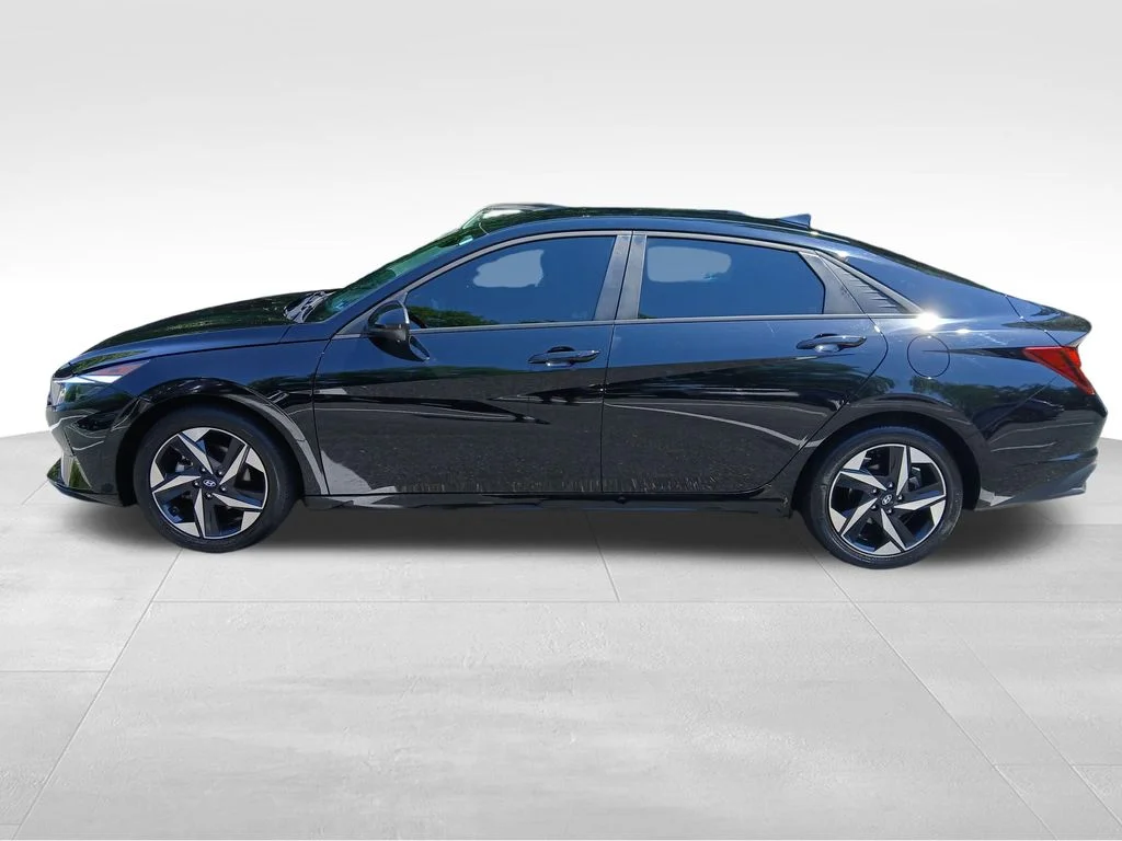 Used 2023 Black Hyundai SEL image 5