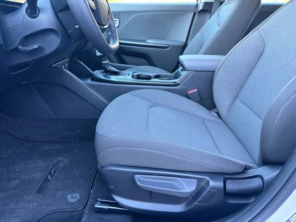 New 2025 White Kia LXS image 10