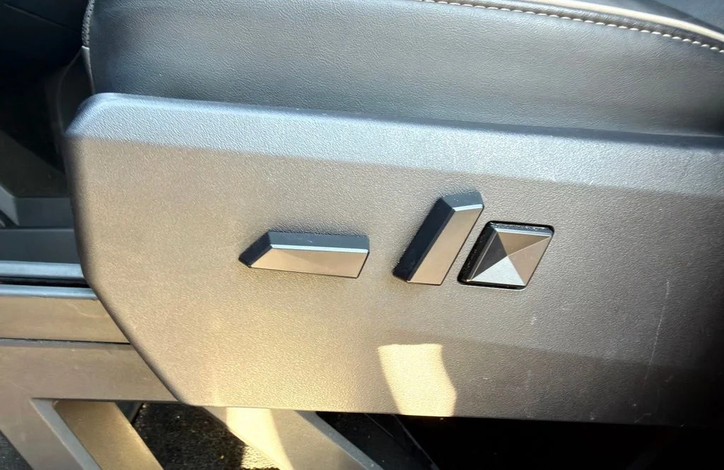 Used 2025  Tesla Base image 24