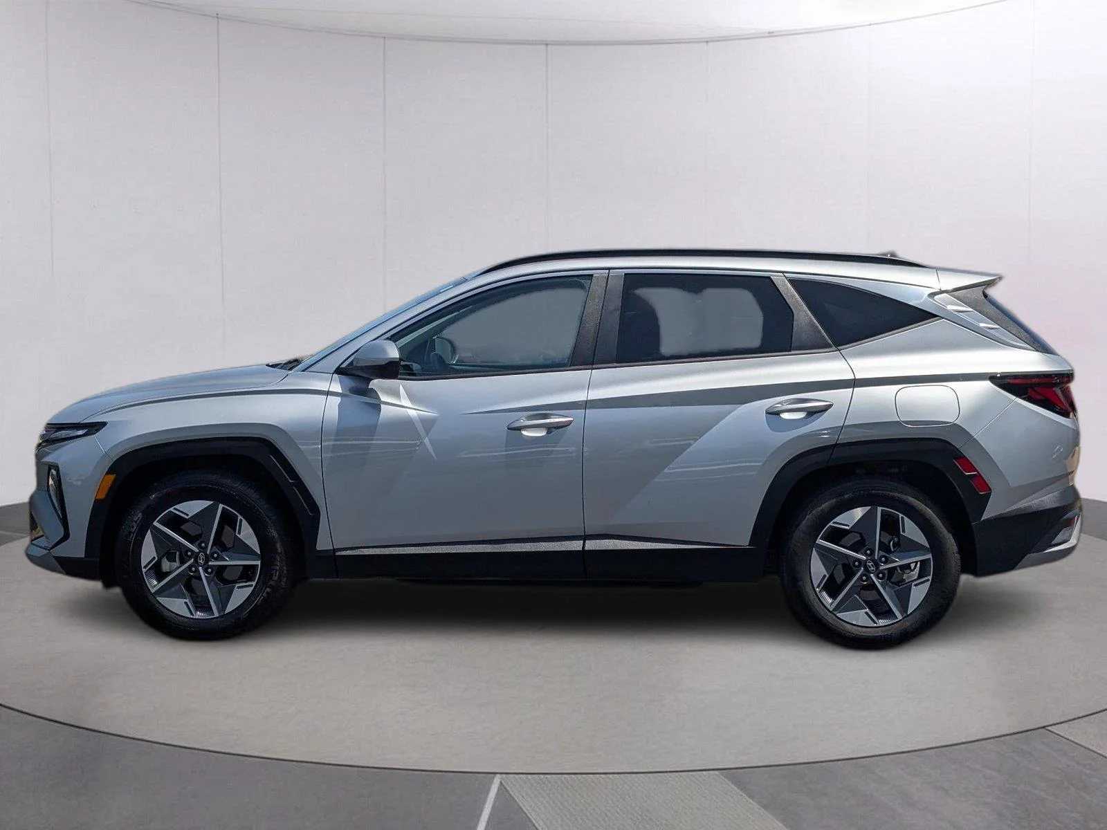 Used 2025 Shimmering Silver Hyundai SEL image 2
