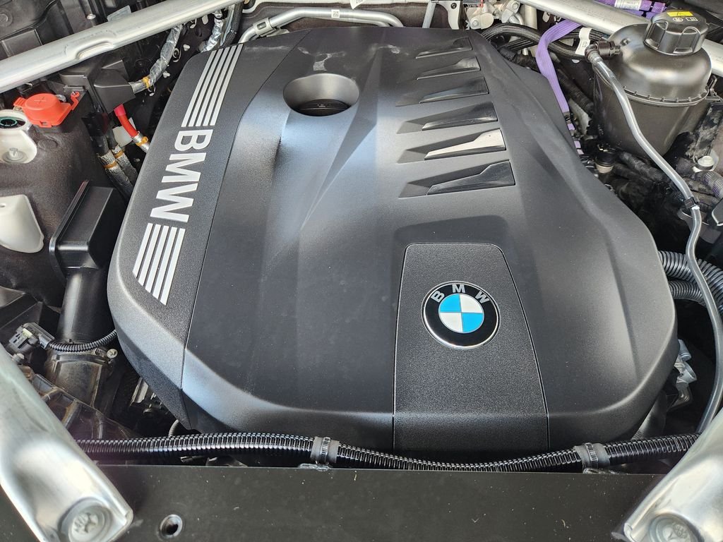 Used 2023 White Metallic BMW xDrive40i image 33