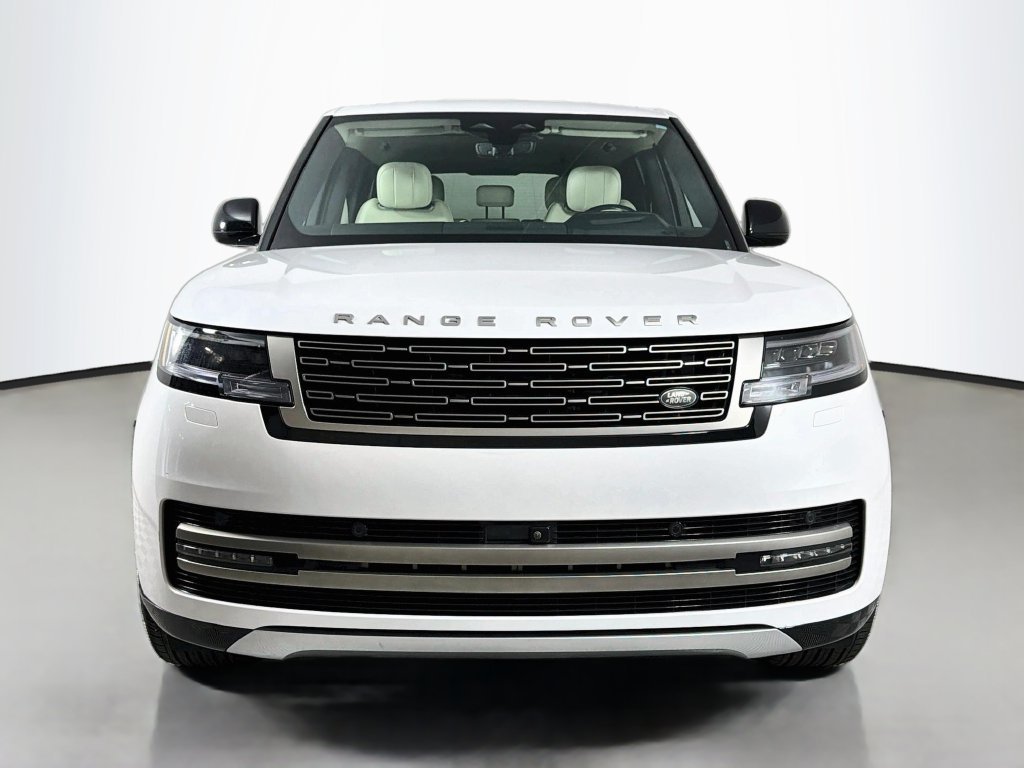 Used 2024 White Land Rover SE image 2